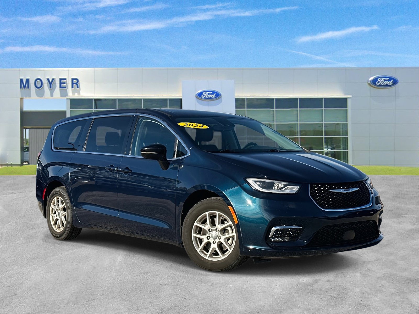 Used 2024 Chrysler Pacifica Touring-L FWD image 1