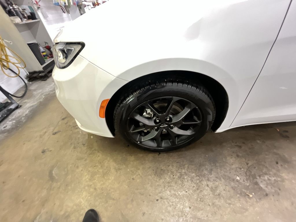 Used 2025 Chrysler Pacifica Limited image 10