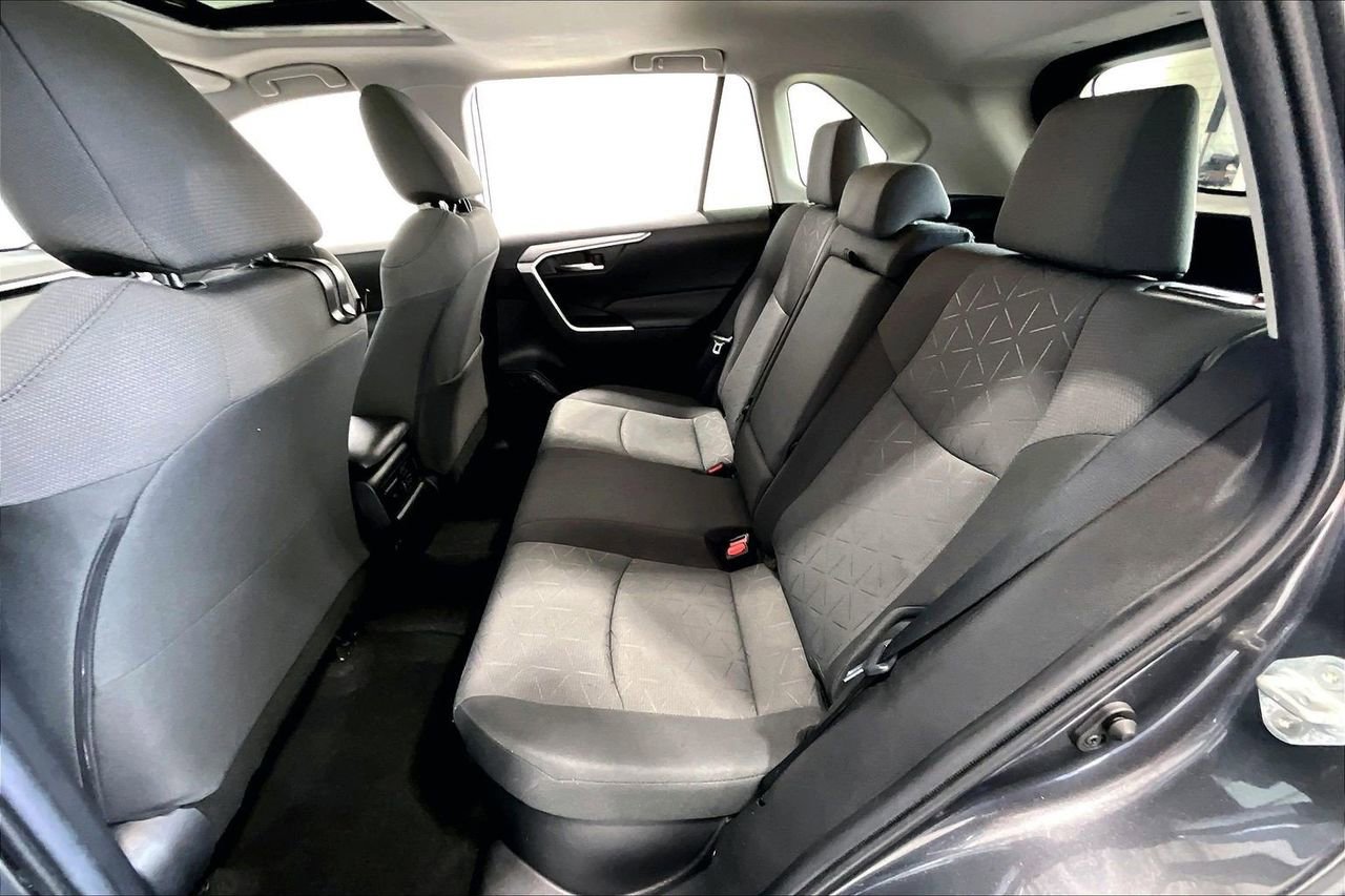 Used 2021 Toyota RAV4 XLE w/ Convenience Package image 19