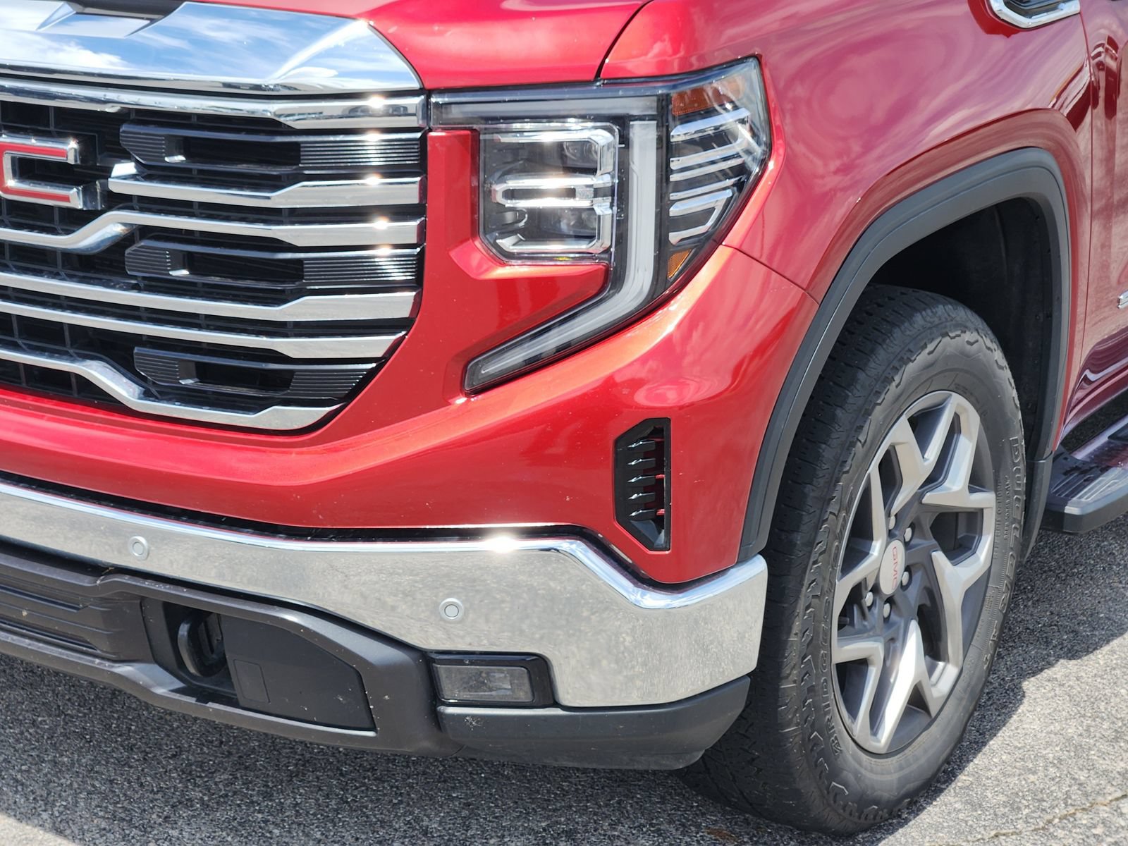 Used 2024 GMC Sierra 1500 SLT w/ SLT Premium Plus Package AWD/4WD image 11