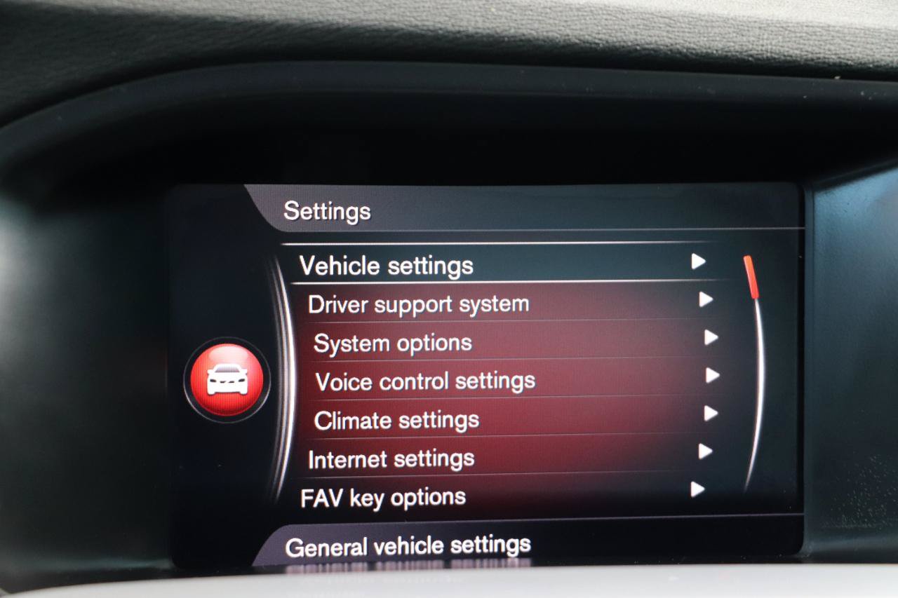 Used 2018 Volvo V60 T5 Cross Country w/ Convenience Package AWD/4WD image 16