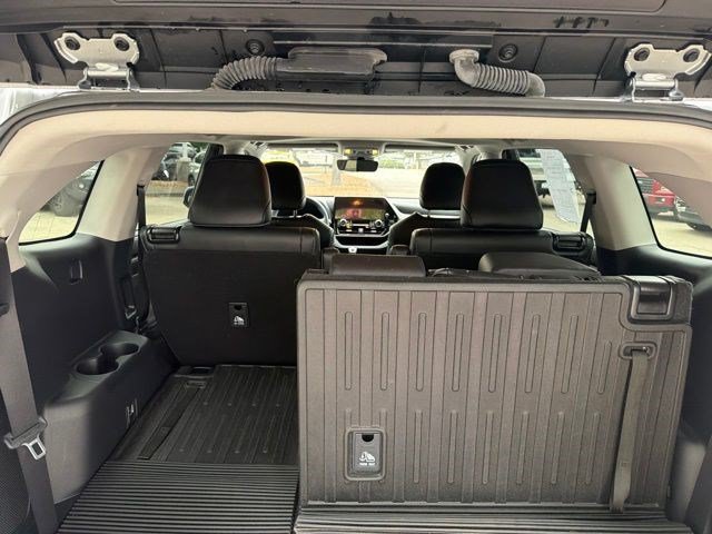 Used 2024 Toyota Highlander Limited AWD/4WD image 17