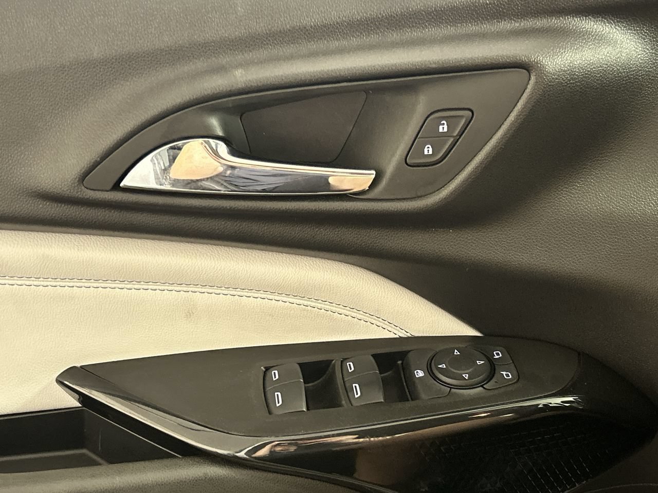 Used 2025 Chevrolet Trax LT FWD image 19