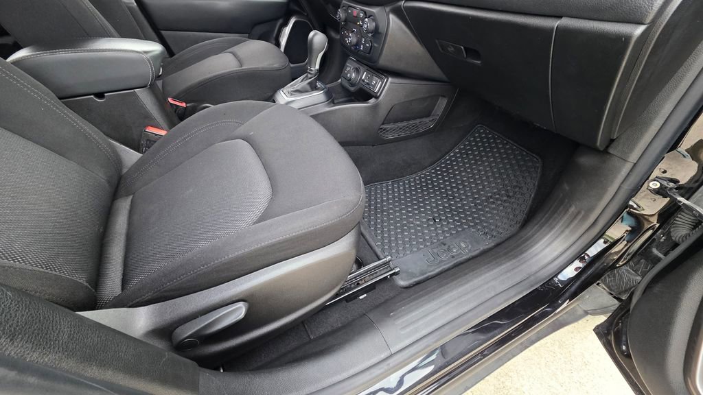 Used 2023 Jeep Renegade Latitude image 15