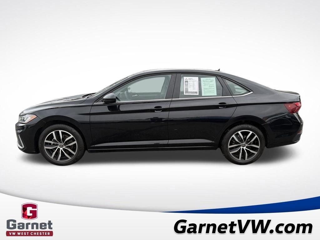 Used 2025 Volkswagen Jetta SE w/ Sunroof Package image 2