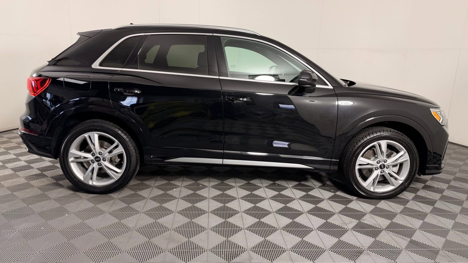 Certified 2023 Audi Q3 2.0T Premium w/ Convenience Package AWD/4WD image 10
