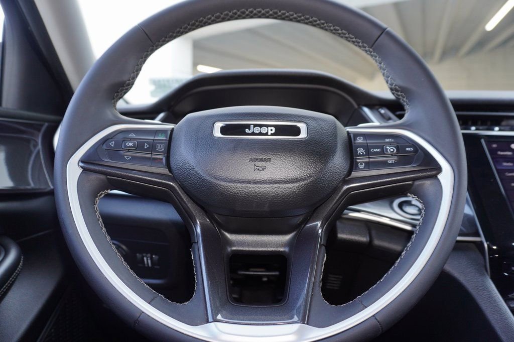 Used 2023 Jeep Grand Cherokee L Laredo image 24