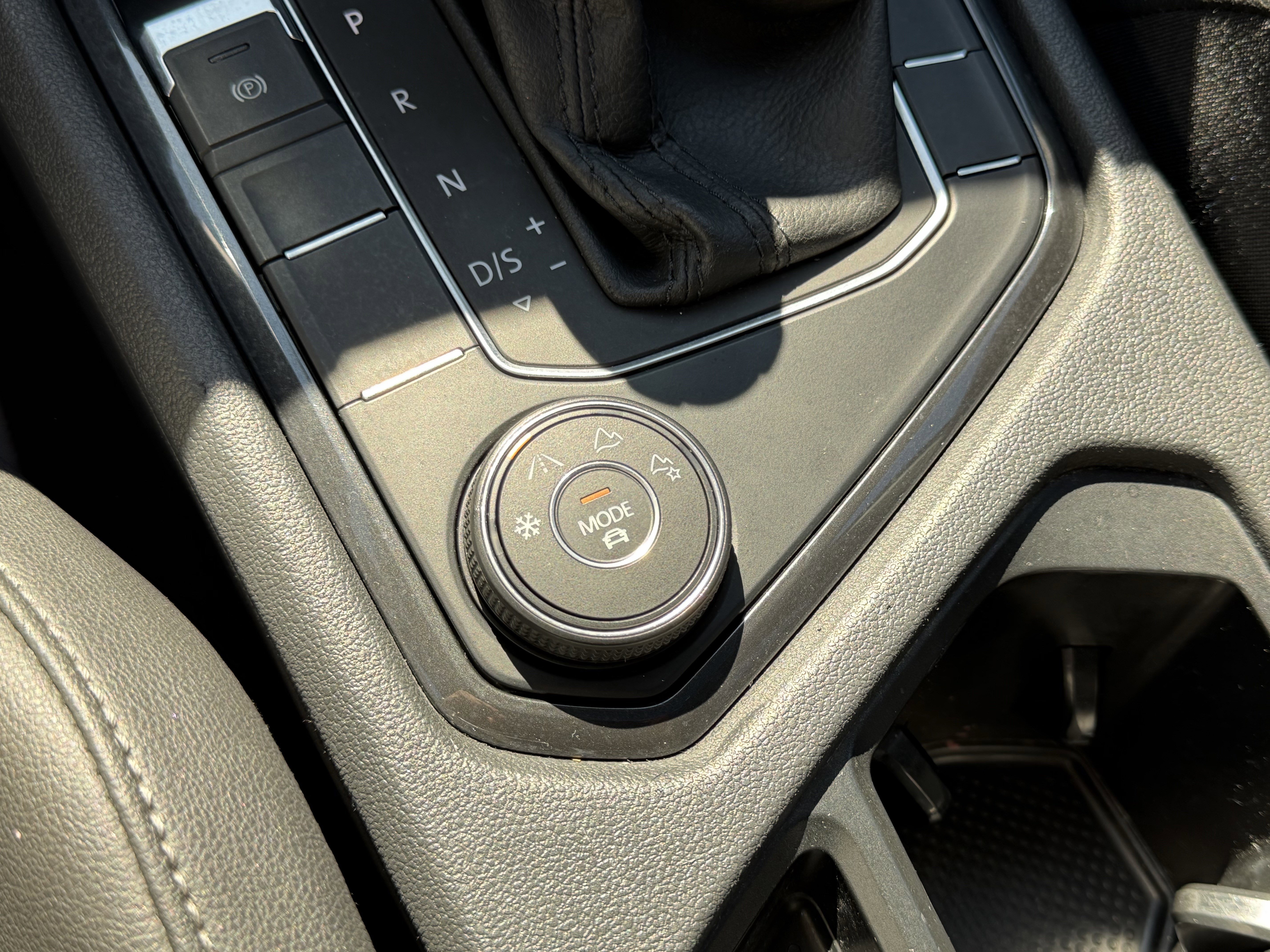 Used 2020 Volkswagen Tiguan SE w/ Panoramic Sunroof Package image 26