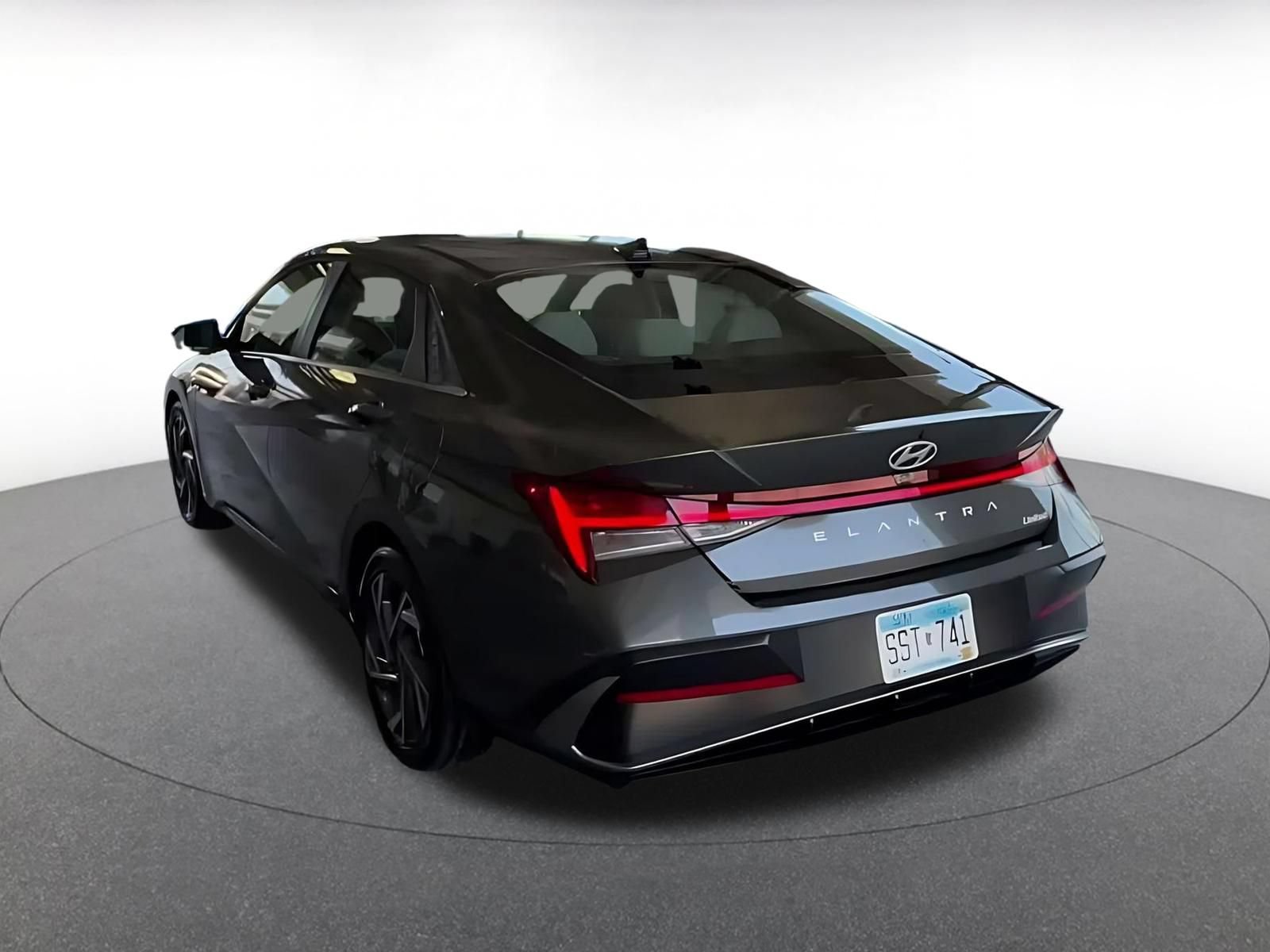 Used 2025 Hyundai Elantra Limited FWD image 9