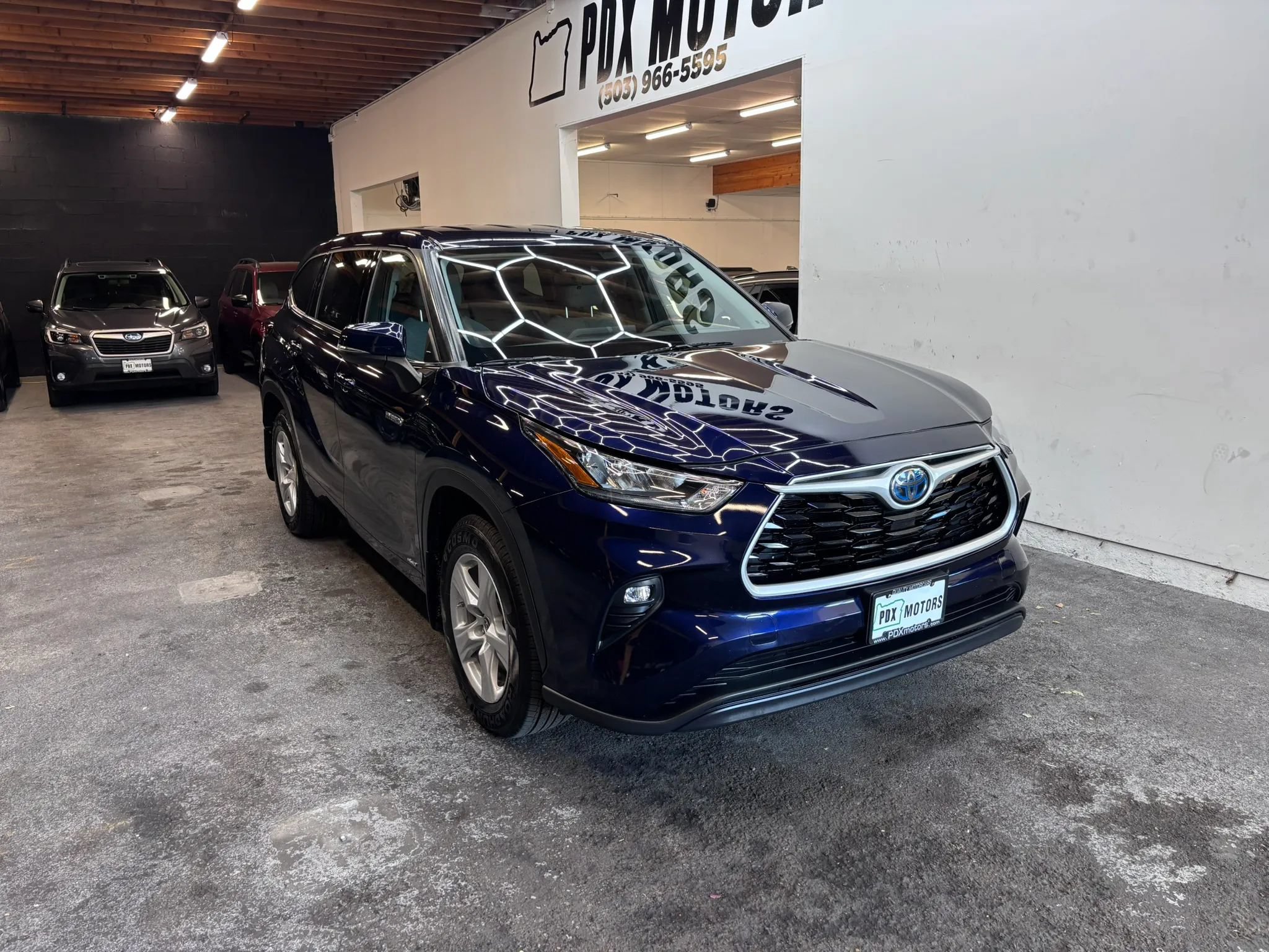 Used 2020 Toyota Highlander LE AWD/4WD image 2