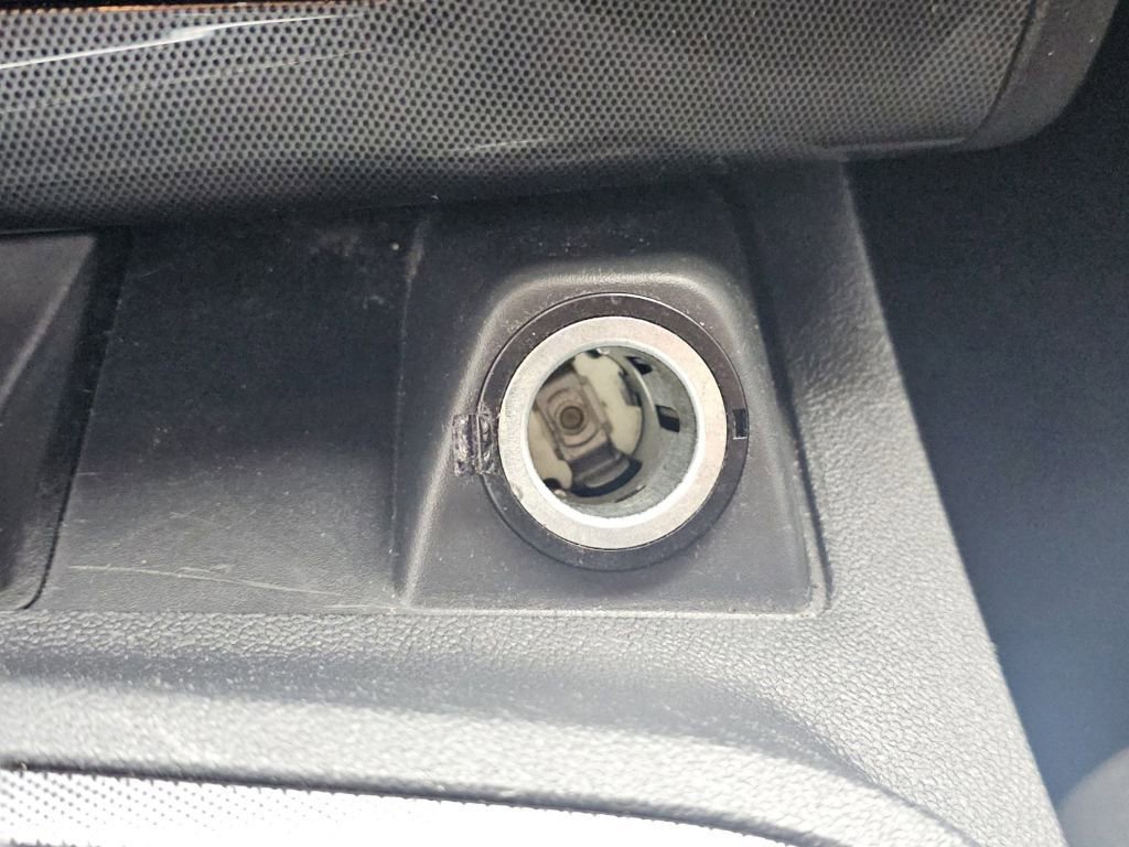 Used 2014 Dodge Challenger SXT image 12