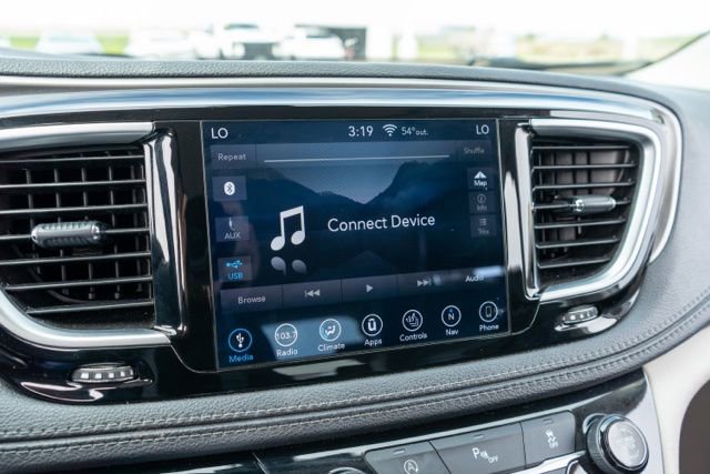 Used 2018 Chrysler Pacifica Limited FWD image 20