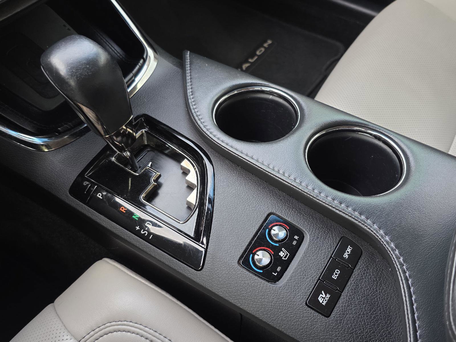 Used 2018 Toyota Avalon Limited image 18