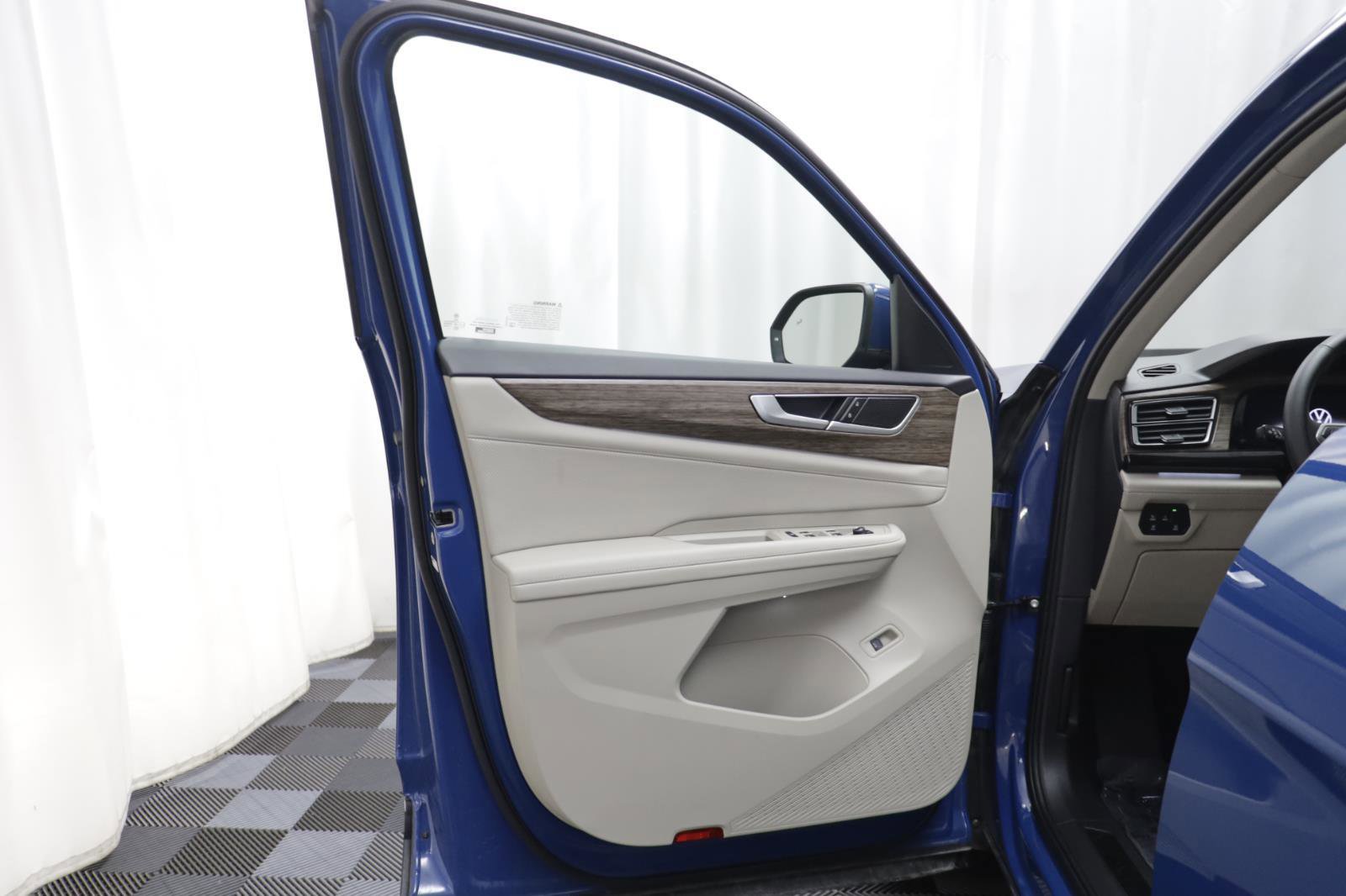 Used 2025 Volkswagen Atlas SEL image 4