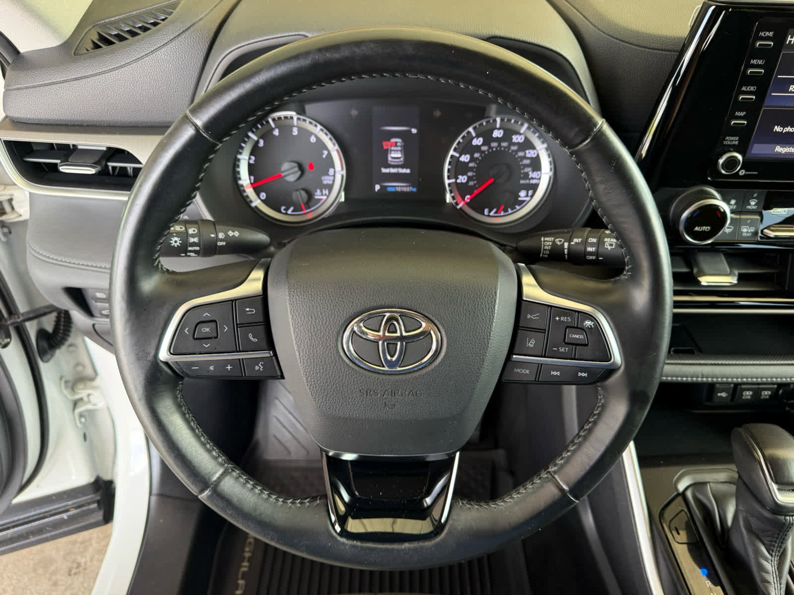 Used 2020 Toyota Highlander LE AWD/4WD image 2