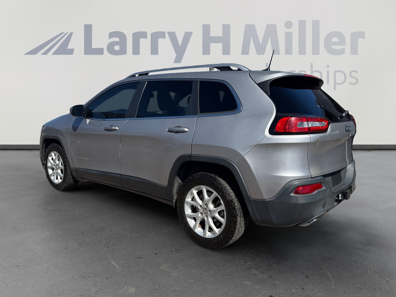 Used 2017 Jeep Cherokee Latitude w/ Comfort/Convenience Group FWD image 3