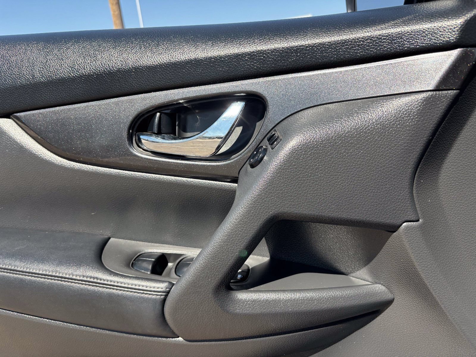 Used 2020 Nissan Rogue SV FWD image 22