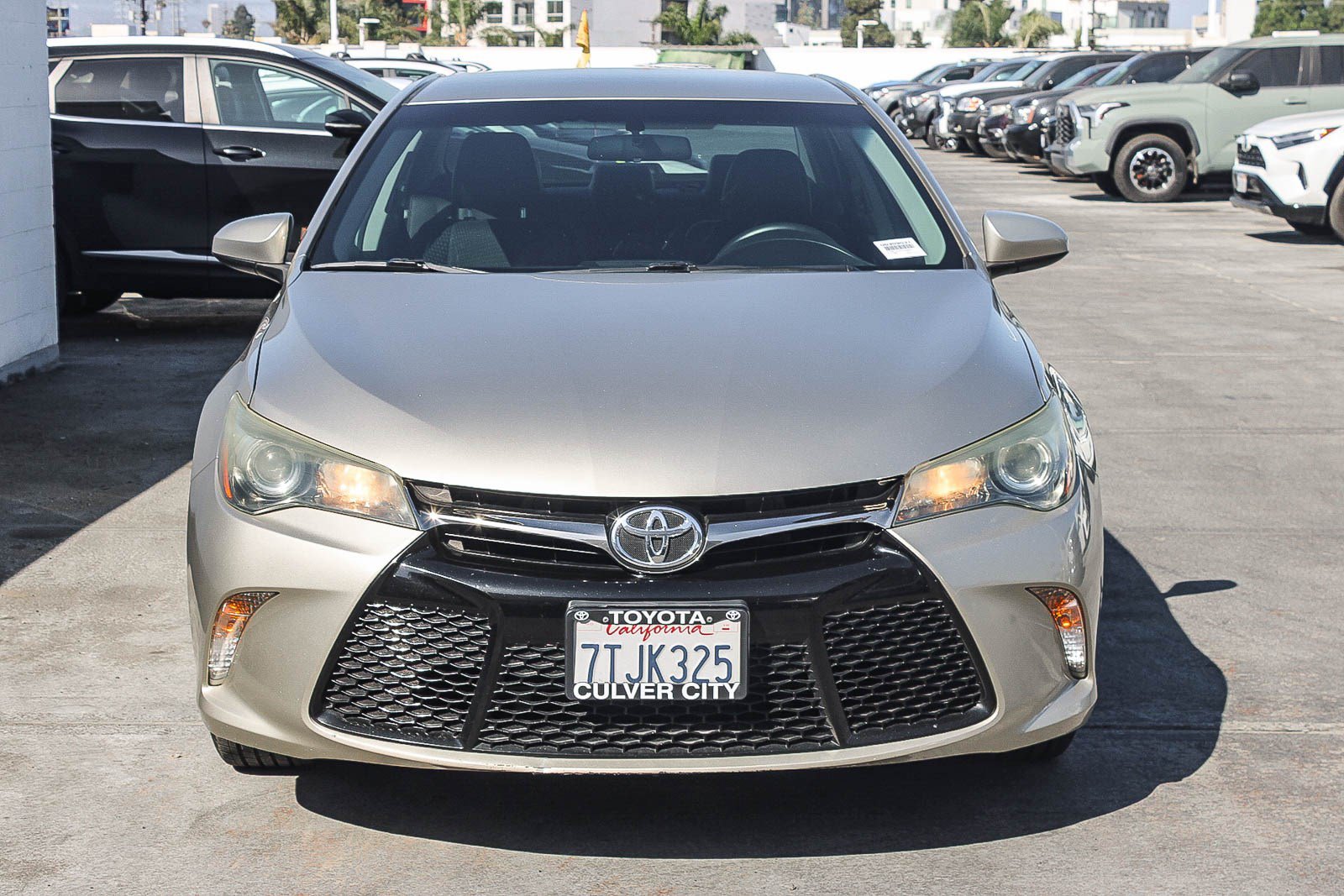 Used 2015 Toyota Camry SE FWD image 2