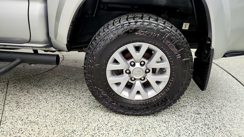Used 2019 Toyota Tacoma SR5 AWD/4WD image 9