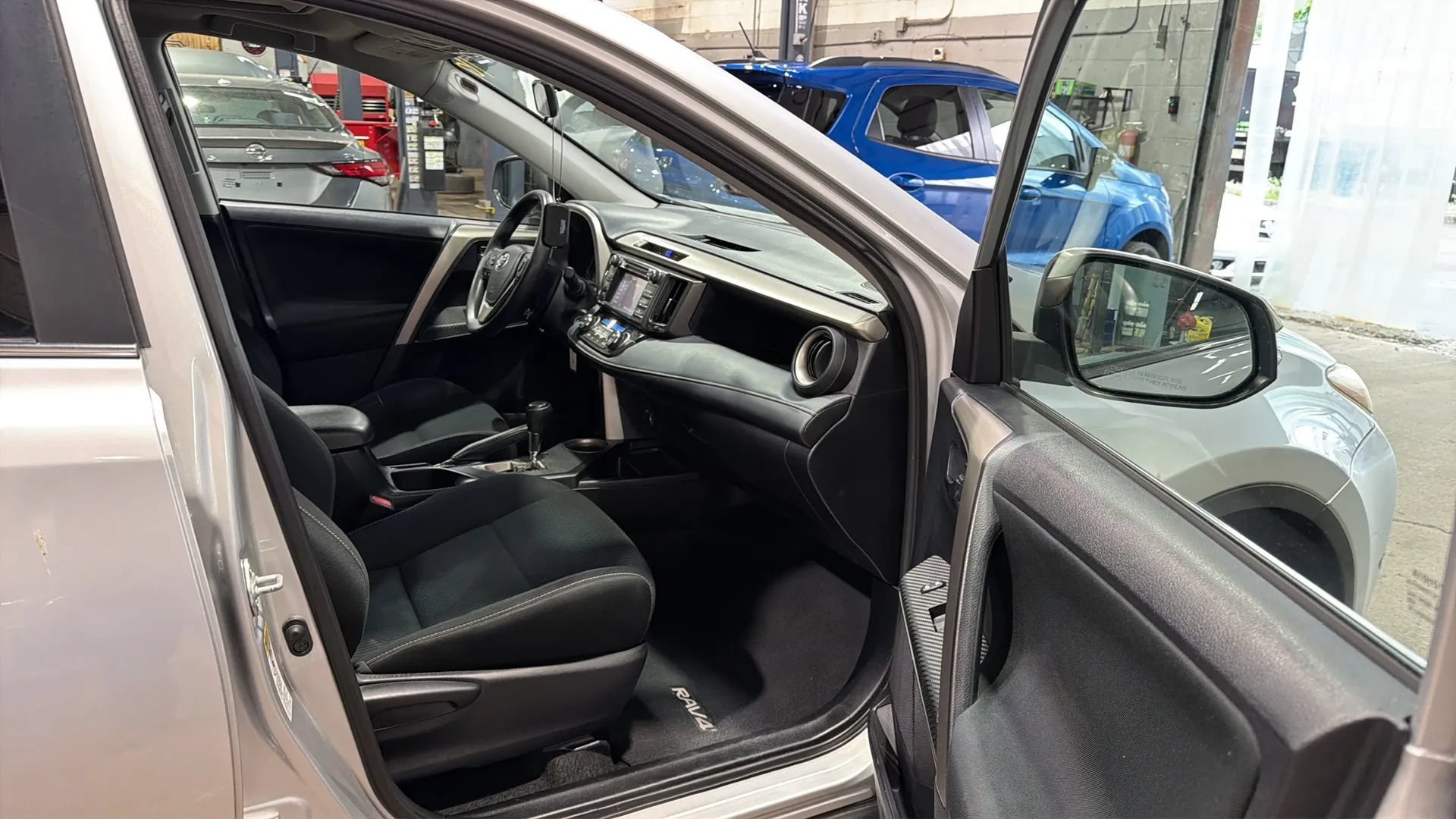 Used 2014 Toyota RAV4 XLE AWD/4WD image 24