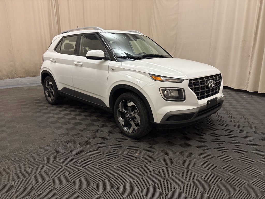 Certified 2025 Hyundai Venue SEL image 3