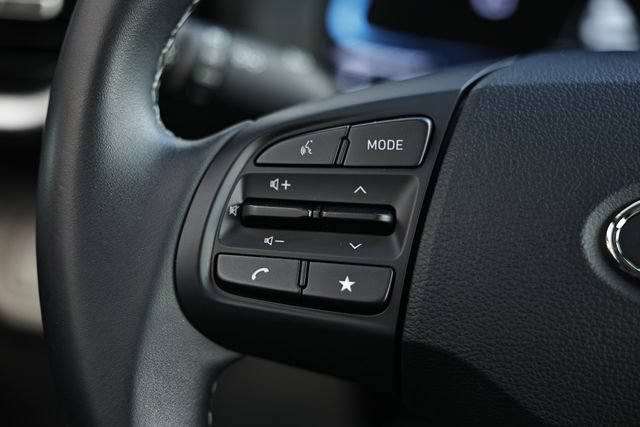 Certified 2025 Hyundai Venue SEL FWD image 31