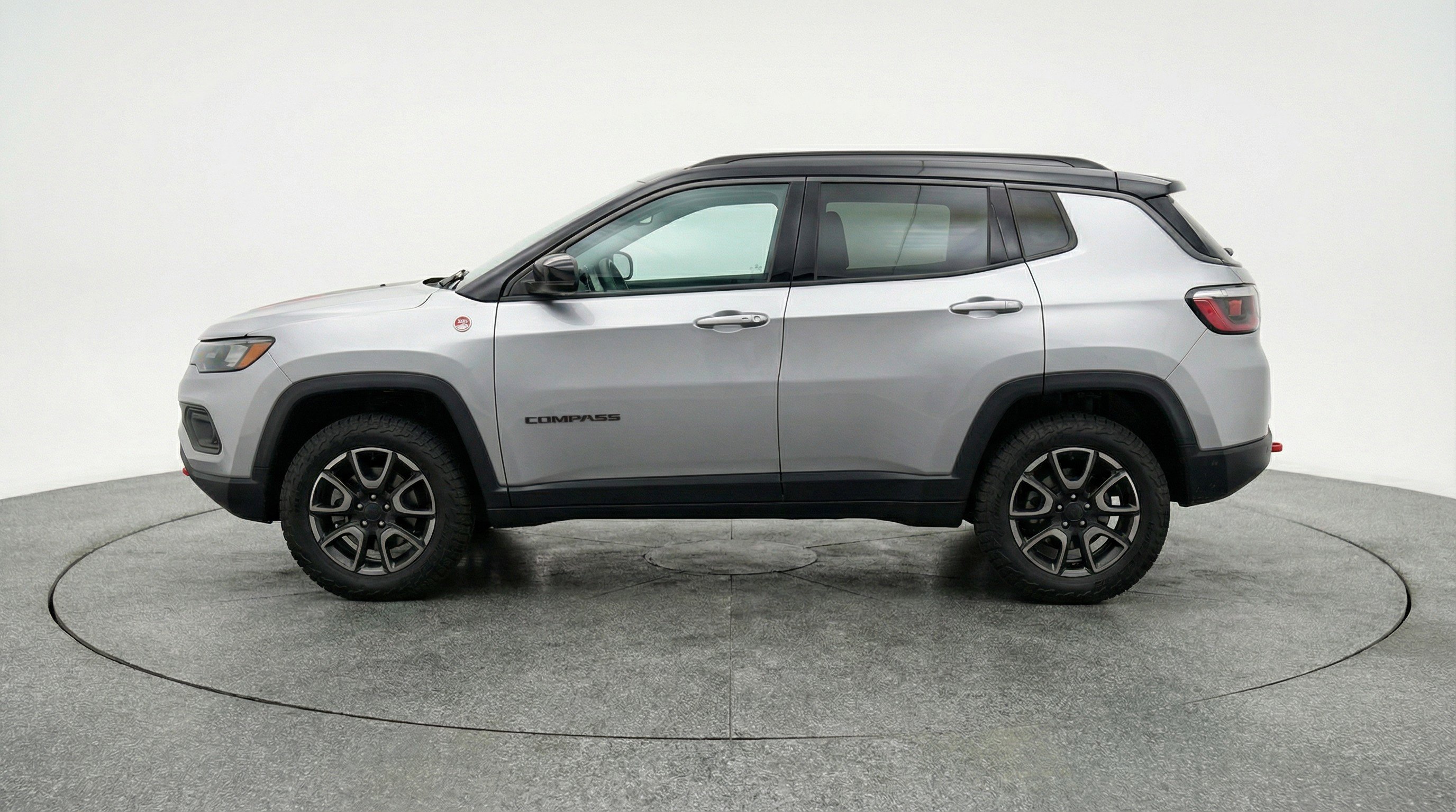 Used 2025 Jeep Compass Trailhawk image 5