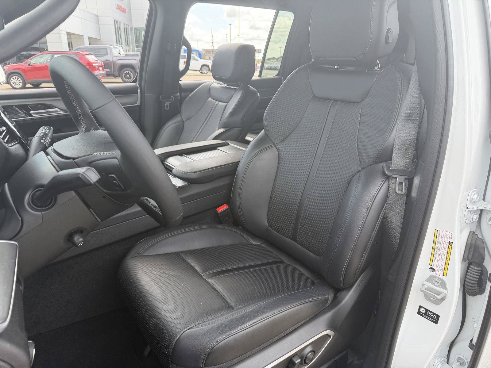Certified 2025 Jeep Wagoneer Series II w/ 8-Passenger Seating Package AWD/4WD image 16