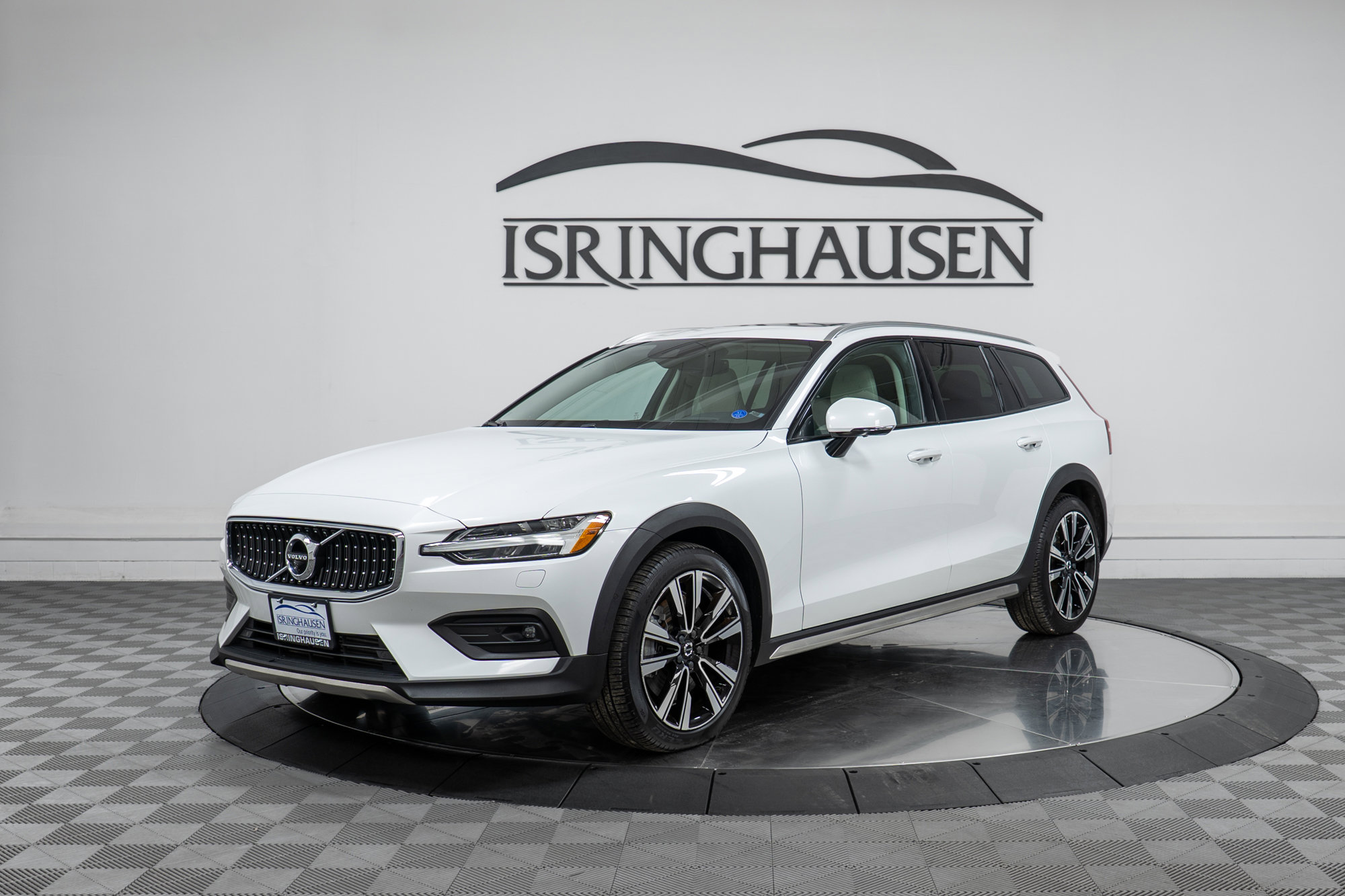 Used 2020 Volvo V60 T5 Cross Country image 1