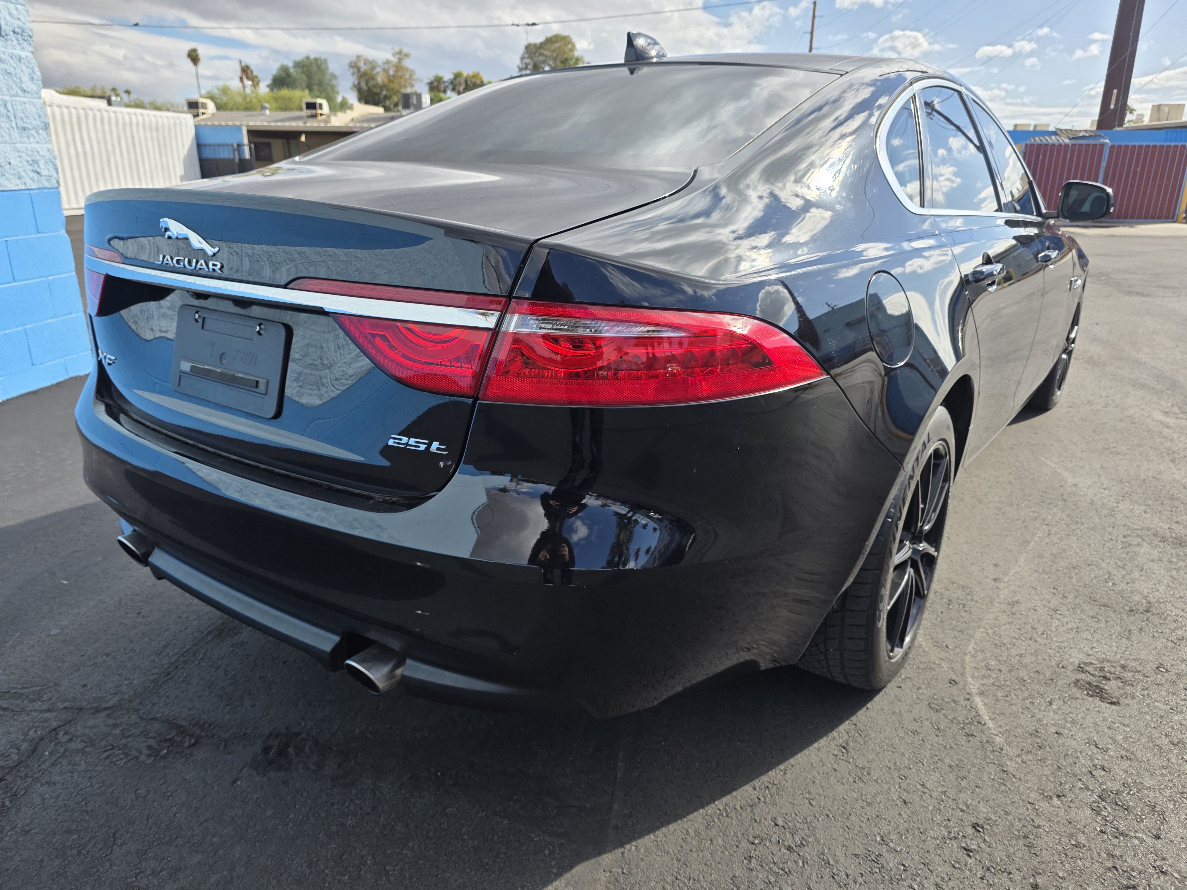 Used 2018 Jaguar XF Premium RWD image 4