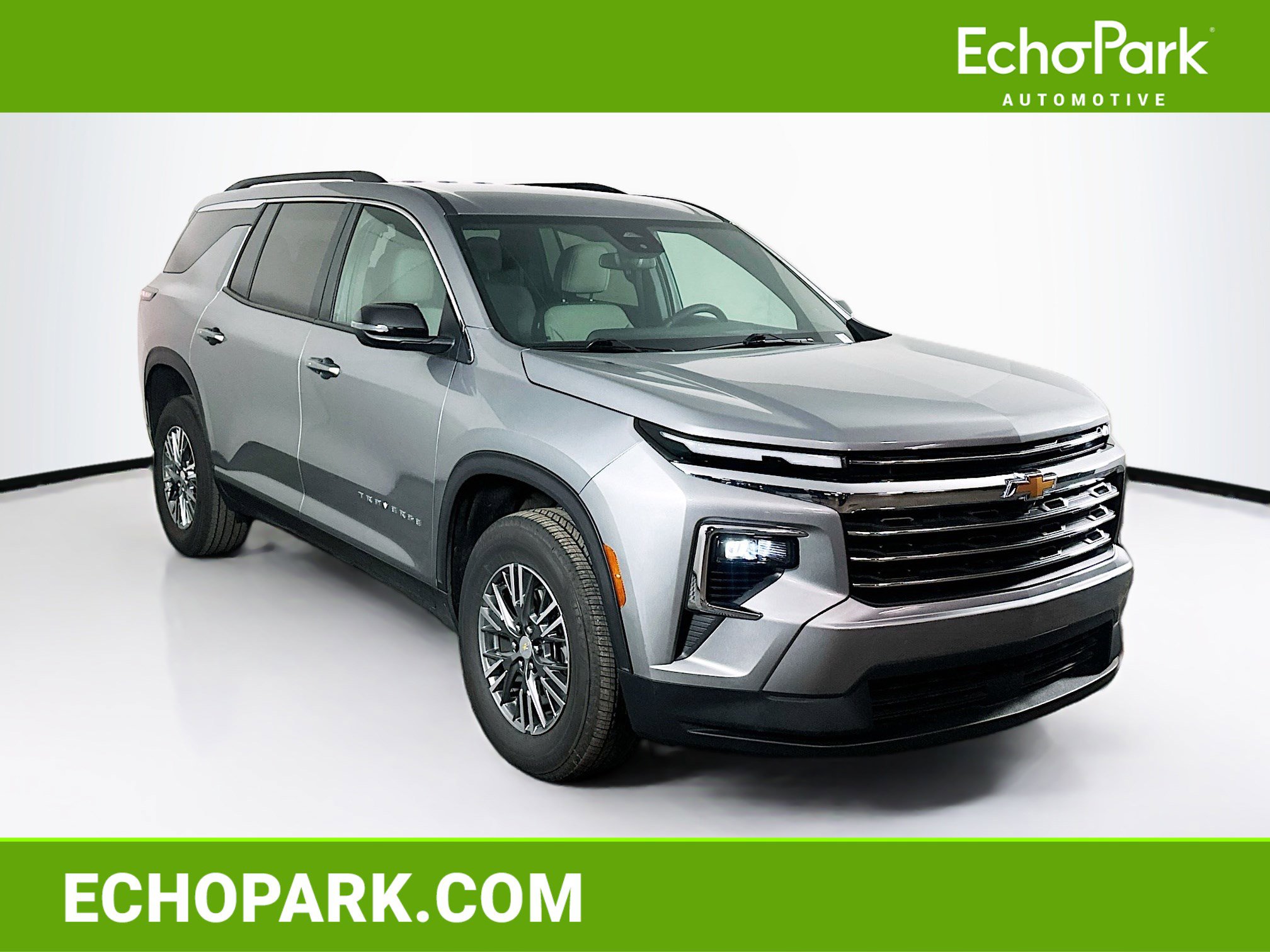 Used 2025 Chevrolet Traverse LT image 1