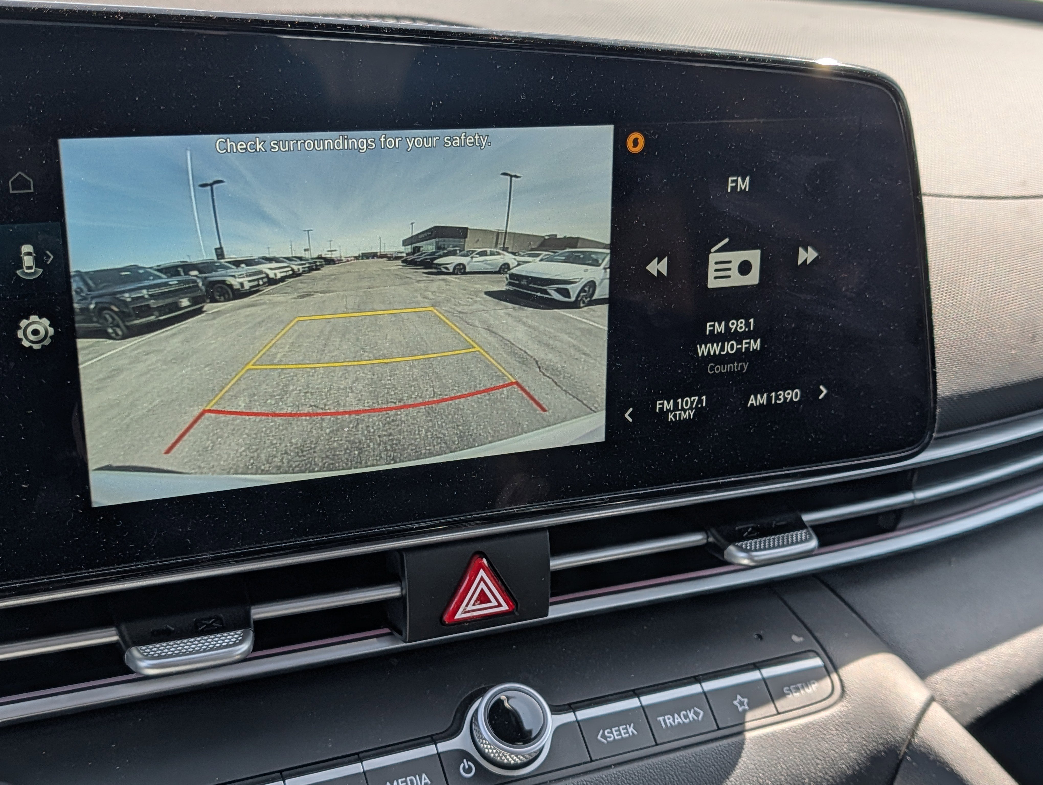 Certified 2025 Hyundai Elantra Limited FWD image 17