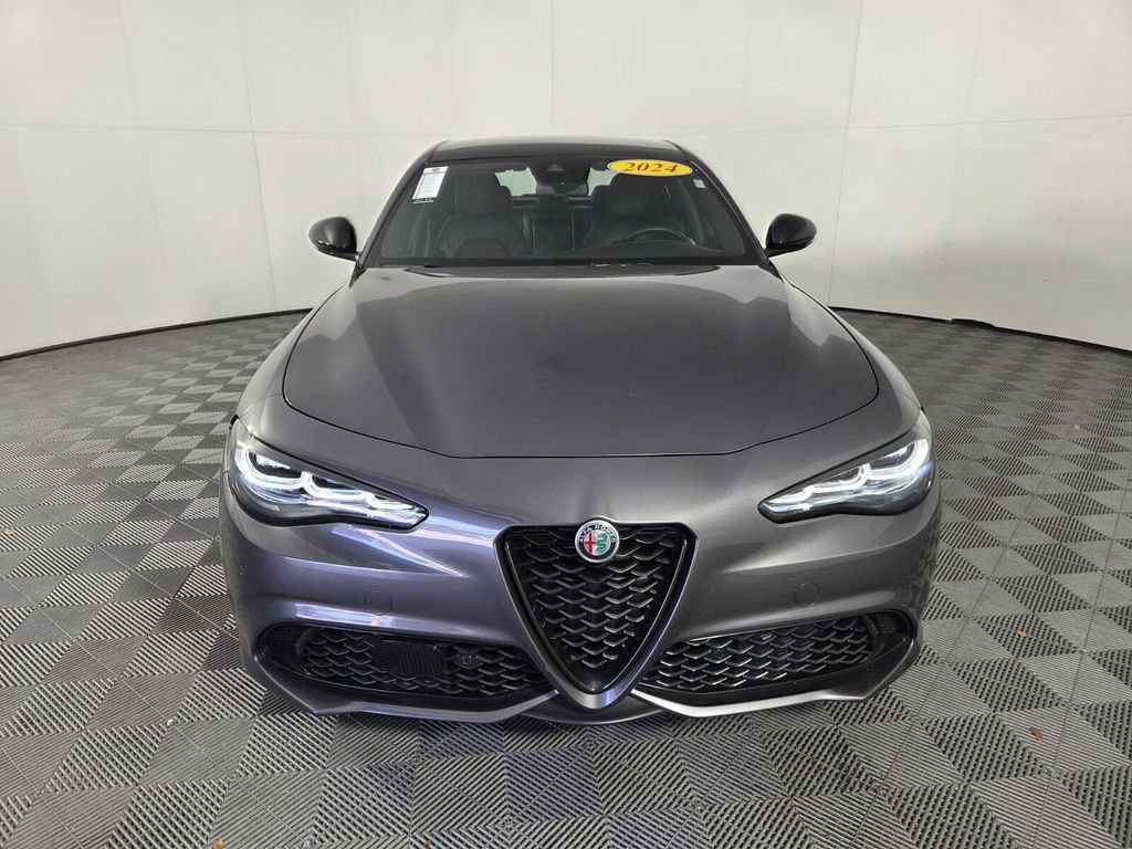 Used 2024 Alfa Romeo Giulia Veloce image 3