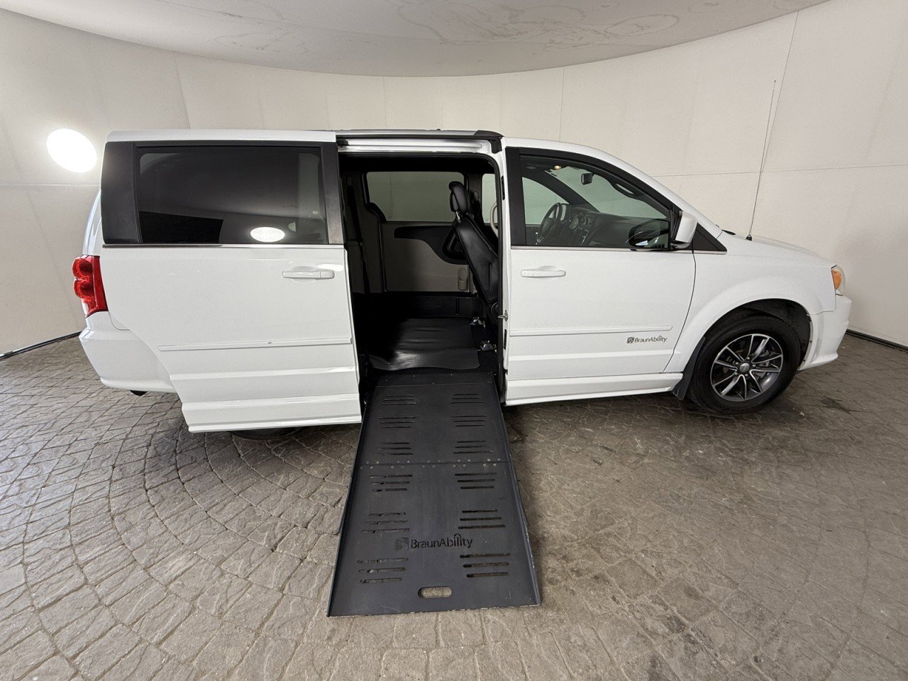 Used 2017 Dodge Grand Caravan SXT image 10