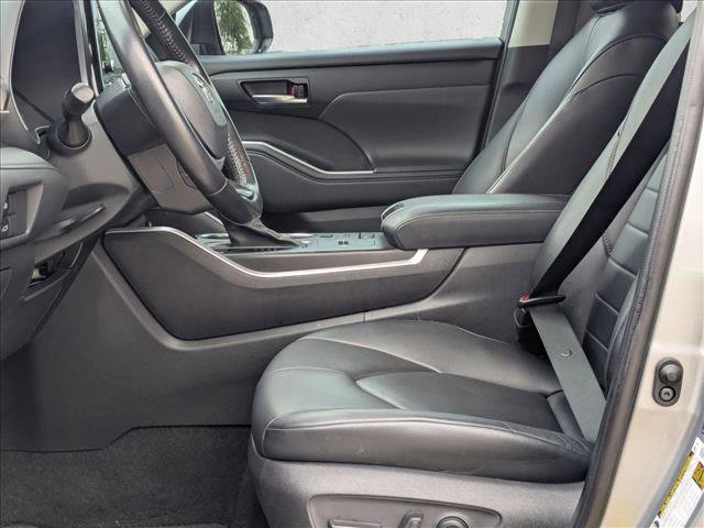 Used 2022 Toyota Highlander XLE FWD image 16