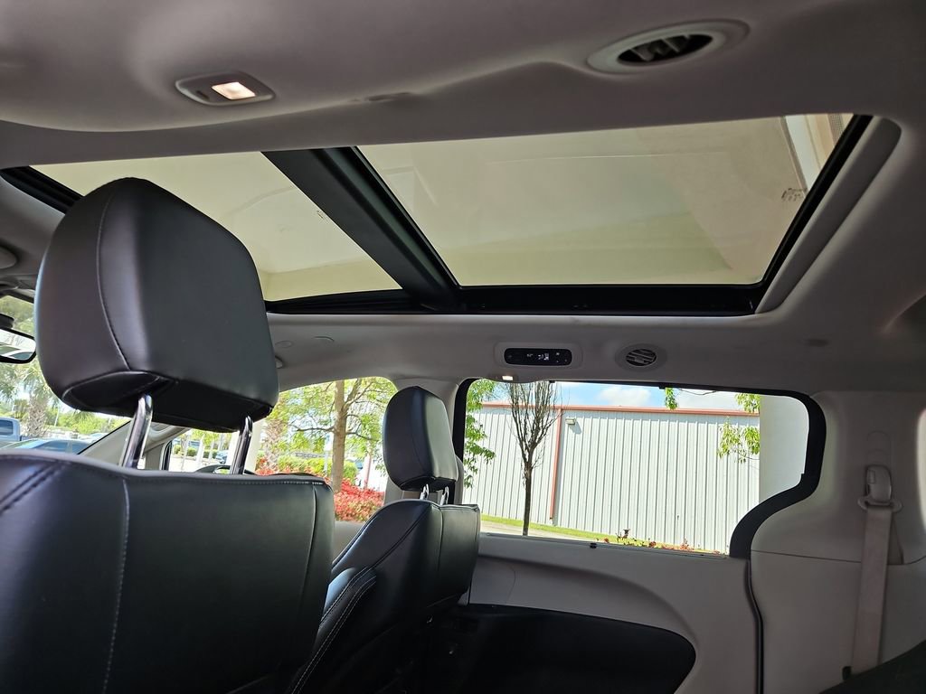 Used 2022 Chrysler Pacifica Limited image 24