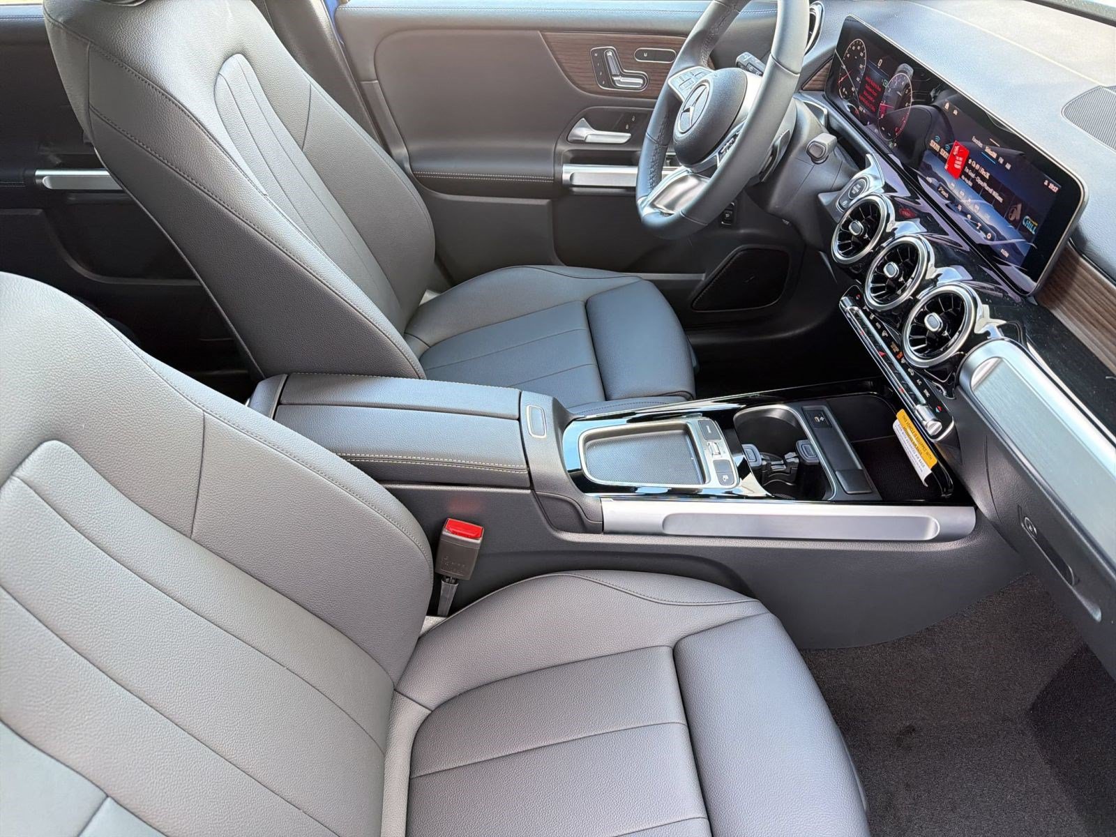 Used 2026 Mercedes-Benz GLB 250 image 31