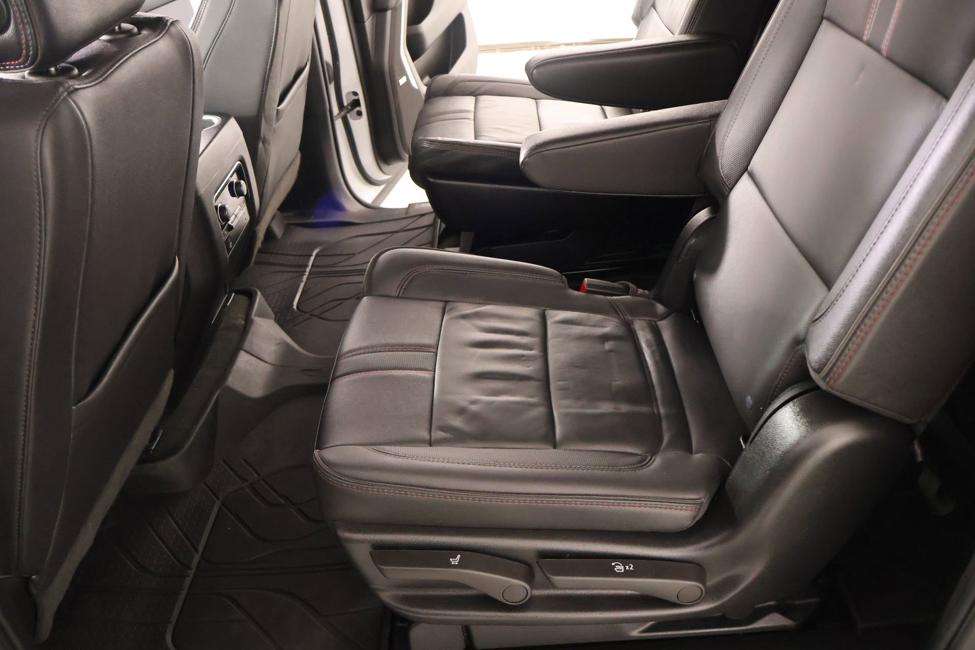 Used 2024 Chevrolet Suburban RST w/ Luxury Package RWD image 12