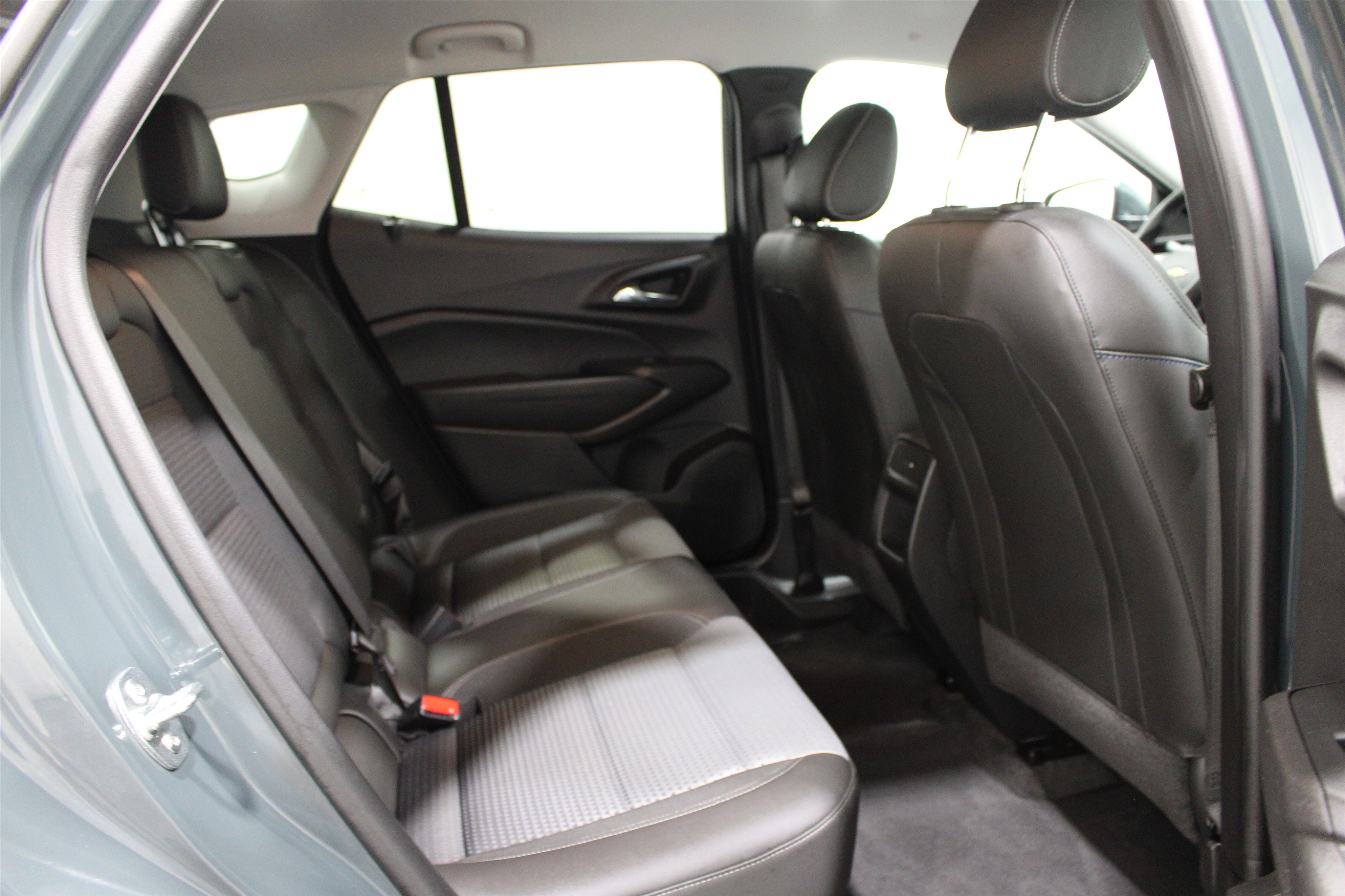 Used 2025 Chevrolet Trax LT w/ LT Convenience Package FWD image 21