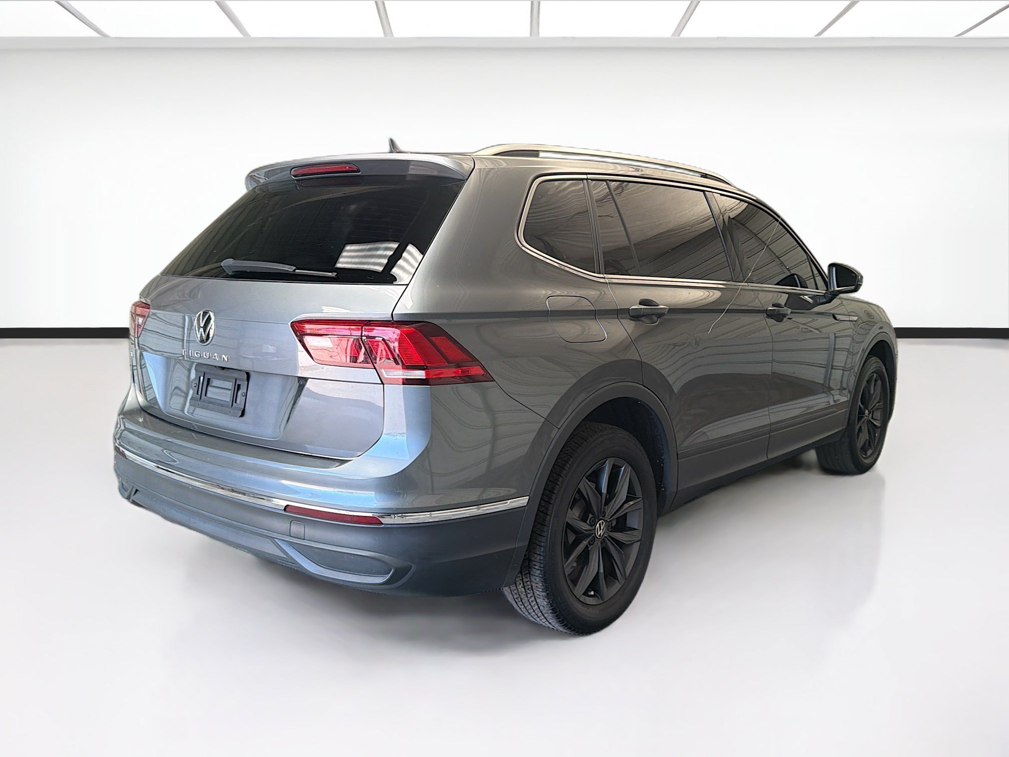 Used 2023 Volkswagen Tiguan SE FWD image 4