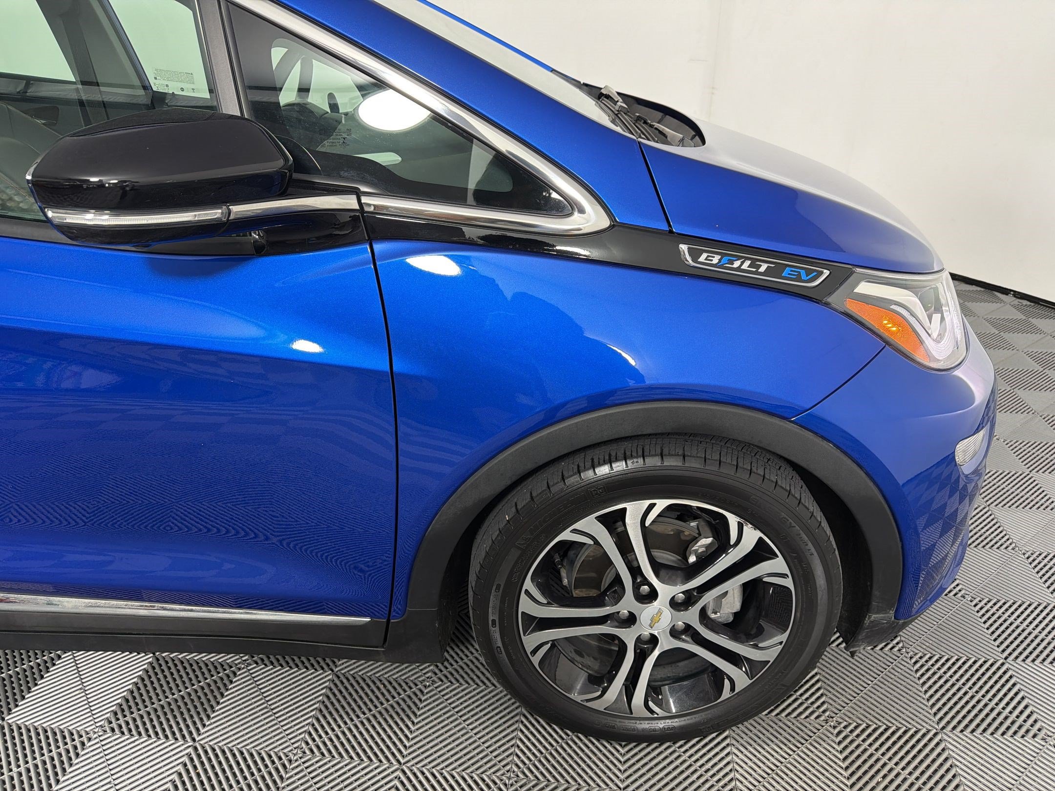 Used 2020 Chevrolet Bolt Premier w/ Infotainment Package FWD image 13