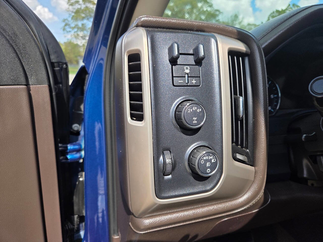 Used 2017 GMC Sierra 2500 Denali w/ Suspension Package, Off-Road image 14