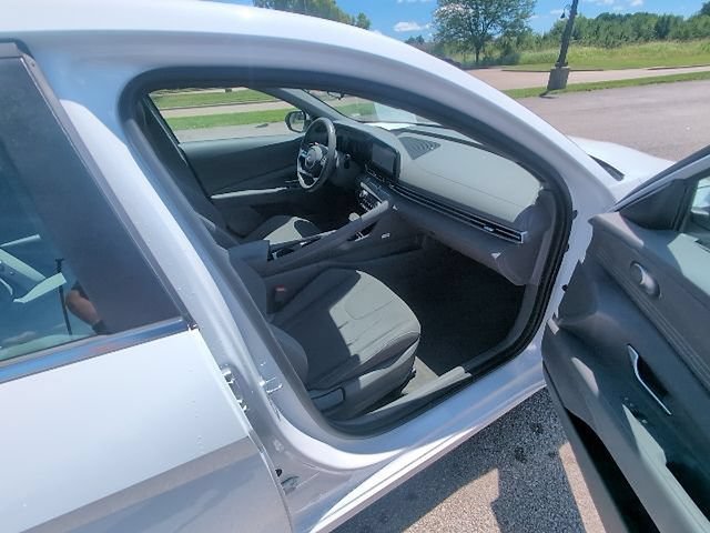 Used 2025 Hyundai Elantra SEL FWD image 3