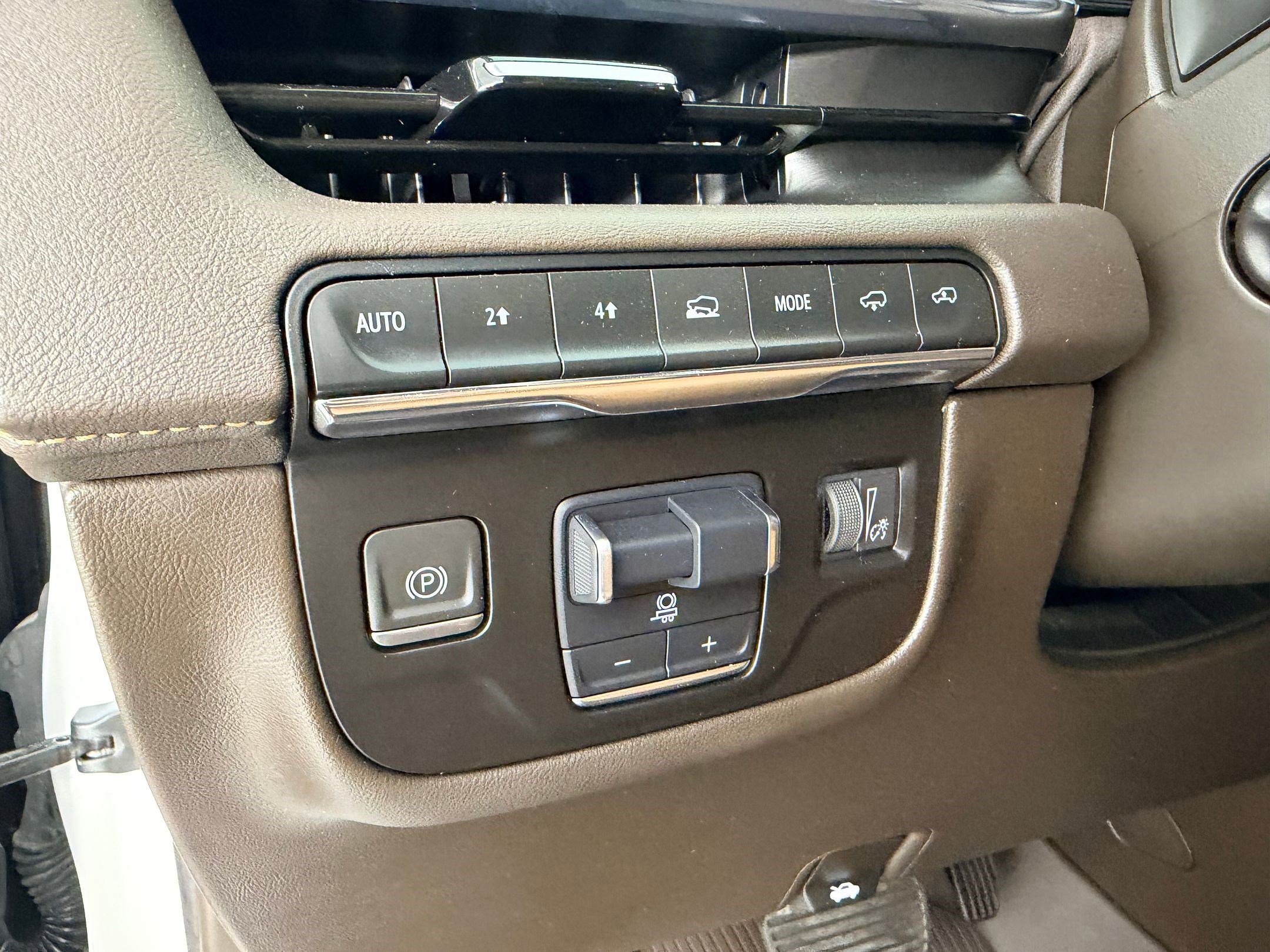 Used 2023 Cadillac Escalade ESV Sport w/ LPO, ONYX Package AWD/4WD image 19