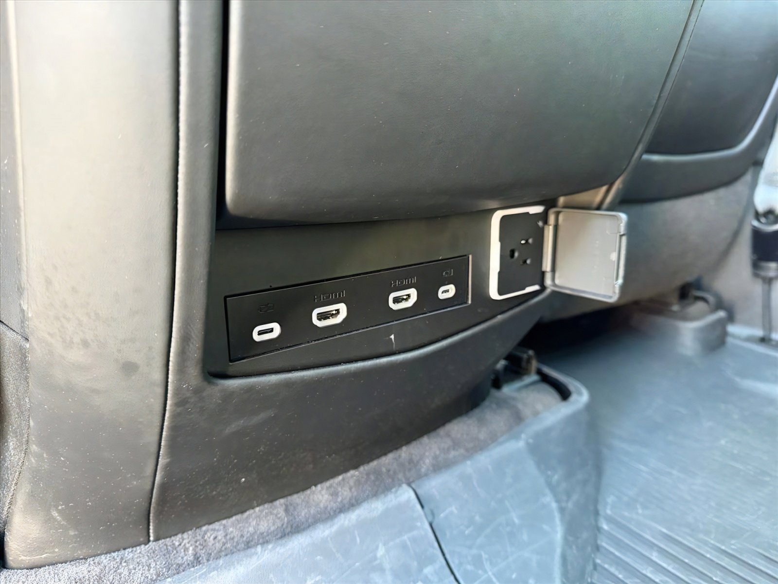 Used 2024 Cadillac Escalade Sport Platinum w/ LPO, ONYX Package image 24