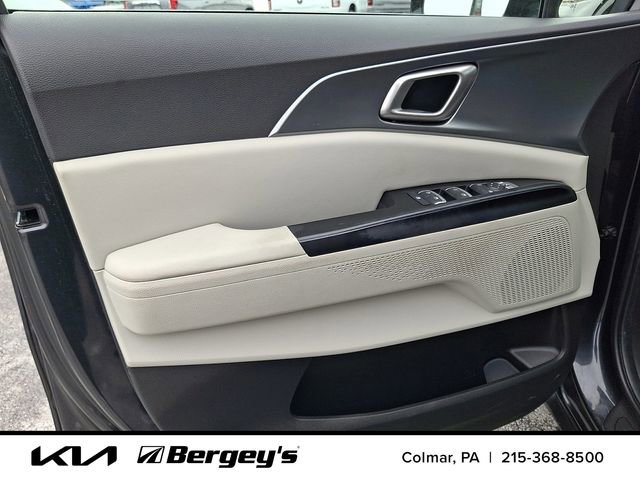 Used 2023 Kia Carnival LX image 16