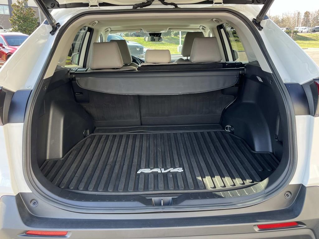 Used 2021 Toyota RAV4 XLE w/ Convenience Package image 11