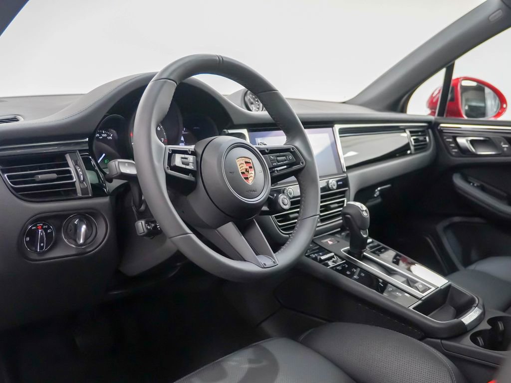 Certified 2025 Porsche Macan S image 4