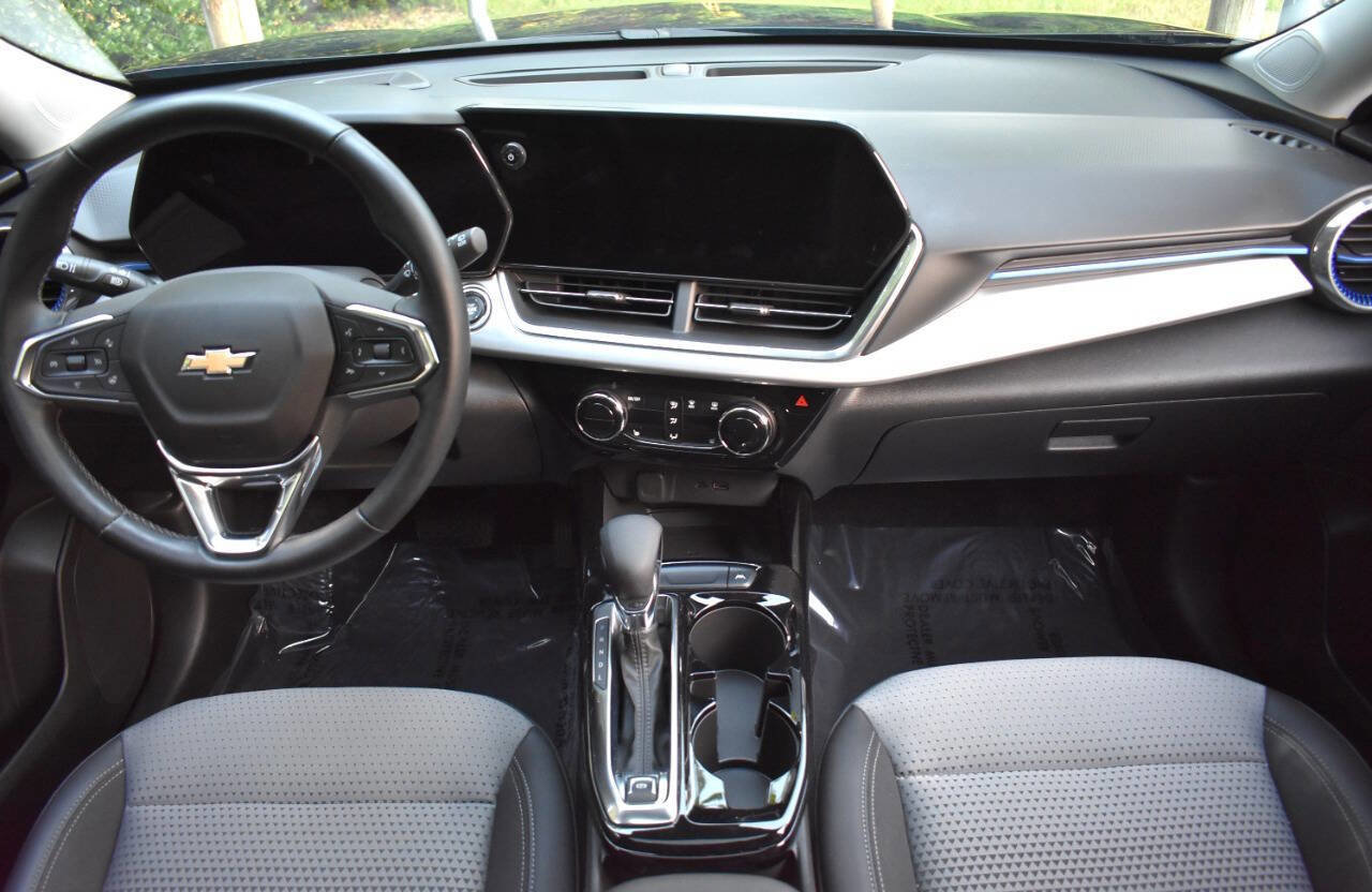 Used 2024 Chevrolet Trax LT w/ Sunroof Package FWD image 47