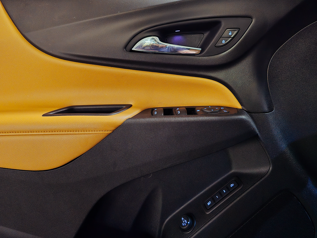 Used 2020 Chevrolet Equinox Premier FWD image 17